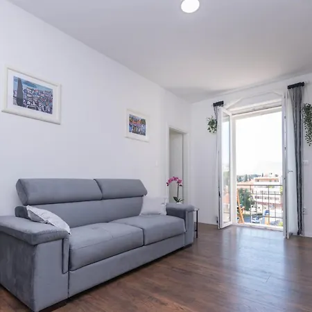Charming Close To Bacvice And Center *