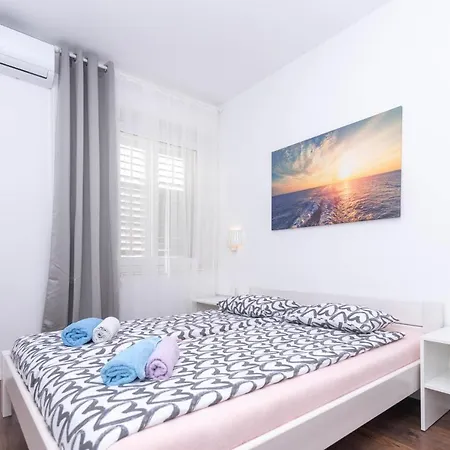 Charming Close To Bacvice And Center Split