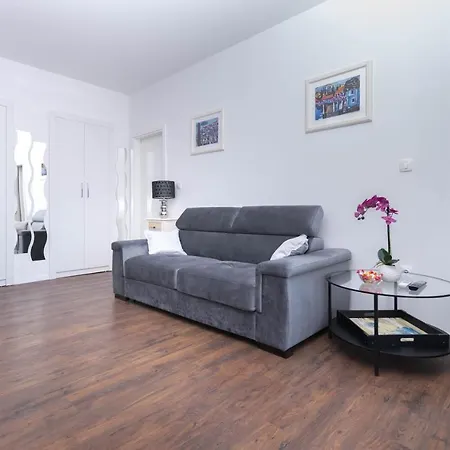 Апартаменты Charming Close To Bacvice And Center